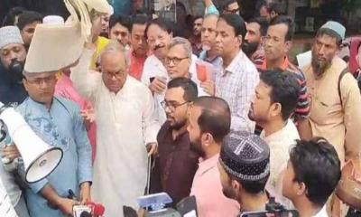 ভারতীয় পণ্য বর্জনে সংহতি প্রকাশ করে গায়ের চাদর ছুঁড়ে ফেললেন রিজভী