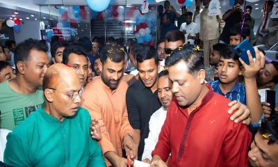 ফেনীতে ‘টপটেন মার্ট’ উদ্বোধন করলেন তামিম ইকবাল