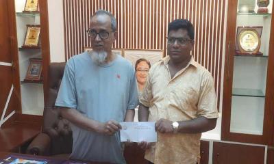 প্রধানমন্ত্রীর আর্থিক সহায়তার চেক পেল আহত কলেজছাত্র আবিদ