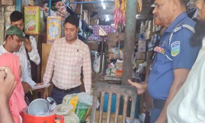 ময়মনসিংহে পলিথিন বন্ধের অভিযান, প্রথম দিনে বিশাল অঙ্কের জরিমানা