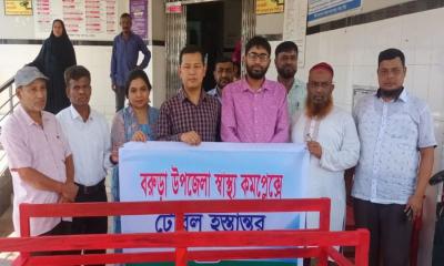 বরুড়া স্বাস্থ্য কমপ্লেক্সে আউটডোর রোগীদের বসার টেবিল হস্তান্তর