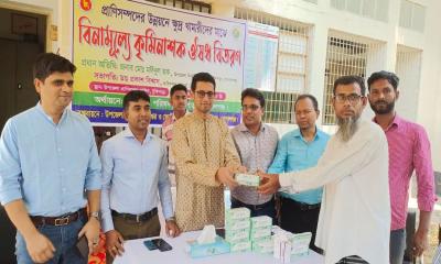 টুঙ্গিপাড়ায় ৫০ খামারির মাঝে বিনামূল্যে কৃমিনাশক ঔষধ বিতরণ