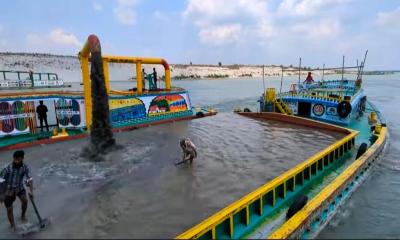 পদ্মা থেকে অবৈধভাবে বালু উত্তোলন, ১৫০০ কোটি টাকার বাঁধ হুমকিতে