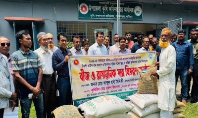 দৌলতপুরে ৪ হাজার কৃষকের মাঝে বিনামূল্যে বীজ-সার বিতরণ