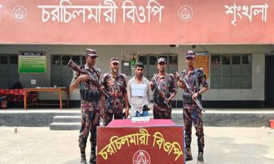 সীমান্তে ২ কোটি টাকার স্বর্ণসহ চোরাকারবারি আটক