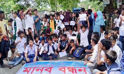 বোয়ালমারীতে প্রধান শিক্ষকের পদত্যাগ দাবিতে শিক্ষার্থীদের বিক্ষোভ