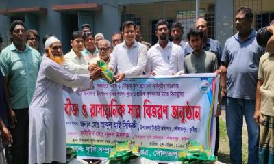 দৌলতপুরে প্রান্তিক কৃষকদের বিনামূল্যে পাট বীজ ও সার বিতরণ