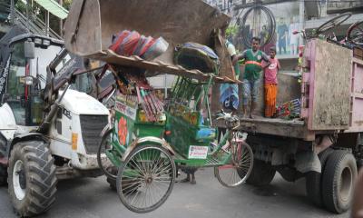 অভিযানে ভাঙা রিকশার ক্ষতিপূরণ দেওয়া হচ্ছে