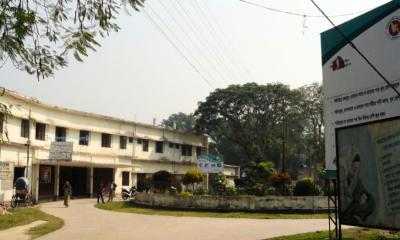 রাজবাড়ী সদর হাসপাতালে চিকিৎসা নয়, তদারকিতে ওষুধ প্রতিনিধিরা