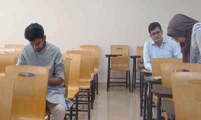 নর্থ সাউথ বিশ্ববিদ্যালয়ে ভর্তির পরীক্ষা অংশ নিলেন উপদেষ্টা আসিফ