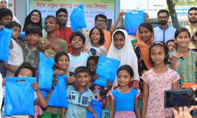 ঈদের কাপড় নিয়ে দুস্থ শিশুদের পাশে ‘‘এসো গড়ি ফাউন্ডেশন’’