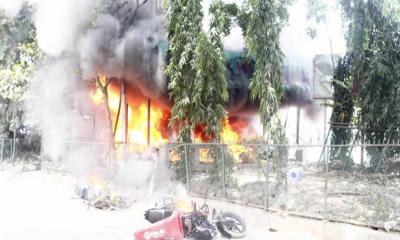 রামপুরায় পুলিশ বক্স ও ১২ মোটরসাইকেলে আগুন