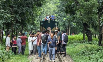 বাকৃবিতে কোটা বিরোধী আন্দোলনে ট্রেন অবরোধ