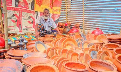 গাইবান্ধায় বিলুপ্তির পথে মাটির তৈরি সামগ্রী