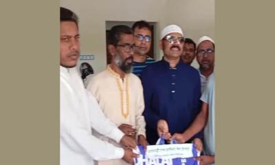 শেখ হাসিনার নামে বরগুনায় ঈদ সামগ্রী বিতরণ