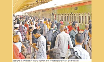 নাড়ির টানে ছুটছে মানুষ