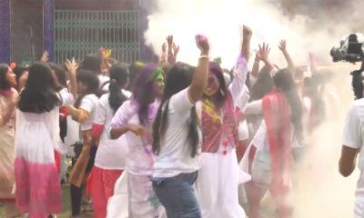 বরিশালে দোল উৎসবে হোলি খেলায় উচ্ছ্বাস