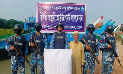 লালমোহনে কোস্ট গার্ডের অভিযানে  ৯টি অবৈধ আর্টিসানাল ট্রলিং বোট জব্দ