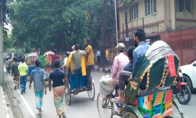 গুলশানে ব্যাটারি রিকশা বন্ধ, চালকদের প্রতিবাদ