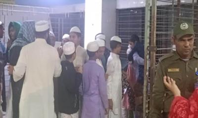 বংশালে খাবার খেয়ে অসুস্থ শিক্ষকসহ ৫০ ছাত্র ঢামেকে
