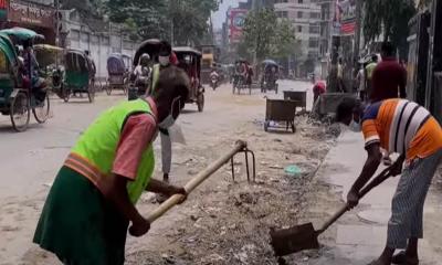 পুরান ঢাকায় ছড়িয়ে পড়েছে বর্জ্যের দুর্গন্ধ, অতিষ্ঠ বাসিন্দারা