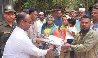 ঈদের দিনে দুই শহীদ পরিবারের খোঁজ নিলেন বিভাগীয় কমিশনার