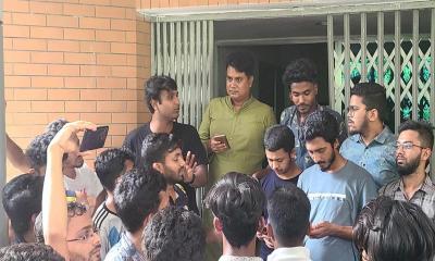 আবাসিক হলে বিদ্যুতের দাবিতে উপাচার্য ভবনের সামনে অবস্থান