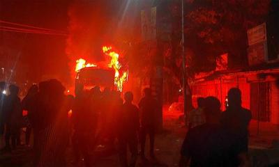যশোরে দাঁড়িয়ে থাকা বাসে আগুন