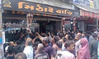 চুয়াডাঙ্গায় ঈদ উপলক্ষে দই-মিষ্টির দোকানে উপচে পড়া ভিড়