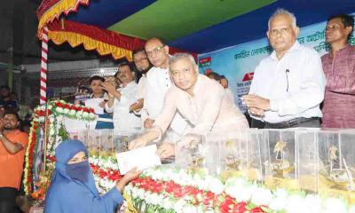 বরুড়ায় ৫৪ পরিবারের পাশে দাঁড়ালেন শফিউদ্দিন