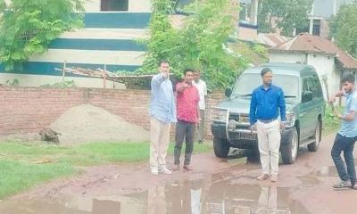 দৌলতপুরে নিজ অর্থায়নে সড়ক মেরামত করলেন উপজেলা চেয়ারম্যান