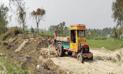 সরকারি জমি থেকে মাটি কাটার অভিযোগে কারাদণ্ড