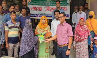 ধামইরহাটে প্রান্তিক কৃষকের মাঝে বিনামূল্যে ধানের বীজ ও সার বিতরণ