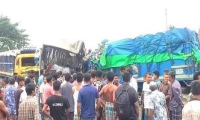 দিনাজপুরে বাস-ট্রাকের মুখোমুখি সংঘর্ষে শিশুসহ প্রাণ গেল ৪ জনের