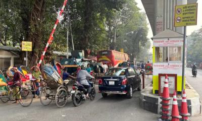 আবারও ঢাবি ক্যাম্পাসে যান চলাচল নিয়ন্ত্রণের নির্দেশ
