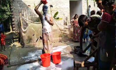 পরকিয়ায় ১২ বছরের সংসার ভাঙলেন স্ত্রী, দুধ দিয়ে গোসল করলেন স্বামী