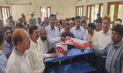 ভেড়ামারায় ২৯ টি শিক্ষা প্রতিষ্ঠানে বেঞ্চ ও সিলিং ফ্যান বিতরণ