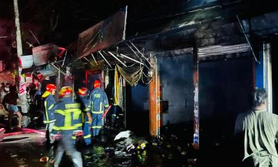 সিঙ্গাইরে ৫ দোকান পুড়ে ছাই