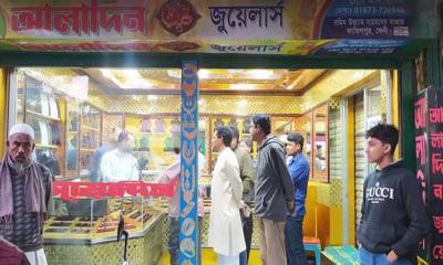 ফেনীতে জুয়েলার্সের তালা ভেঙে শতভরি স্বর্ণ লুট