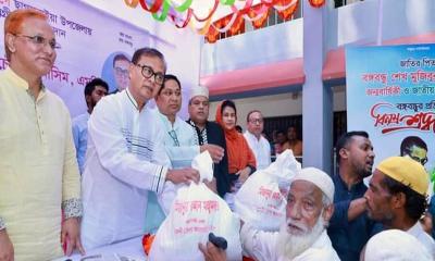 ফেনীতে ২০ হাজার পরিবারের মাঝে ঈদ সামগ্রী বিতরণ