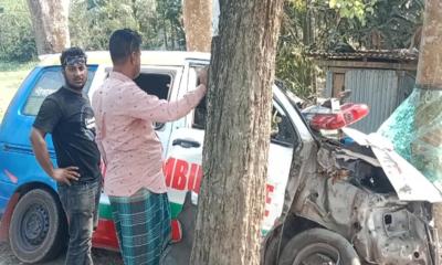 নলছিটিতে রোগীবাহী অ্যাম্বুলেন্স গাছের সাথে ধাক্কায় আহত ৪
