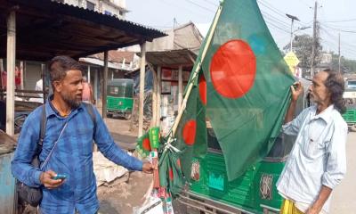 গফরগাঁওয়ে মৌসুমী পতাকা বিক্রির ধুম