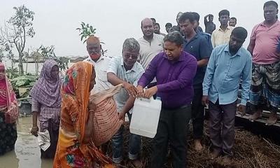 ফুলছড়িতে পানিবন্দি মানুষের মাঝে ত্রাণ বিতরণ