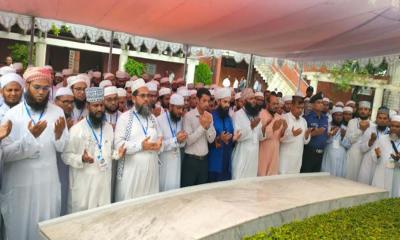 বঙ্গবন্ধুর সমাধিতে শ্রদ্ধা জানিয়েছেন মডেল মসজিদের ইমাম-মুয়াজ্জিনরা