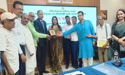 বাপ-দাদার ভিটের এক চিলতে মাটি নিতে এসে গান গাইলেন পঞ্চকবিকন্যা ঋদ্ধি