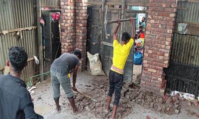 গুরুদাসপুরে সরকারি জায়গায় অবৈধ পাকা স্থাপনা উচ্ছেদ