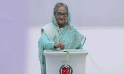 আড়াই লাখ ভোট পেয়ে বিজয়ী শেখ হাসিনা