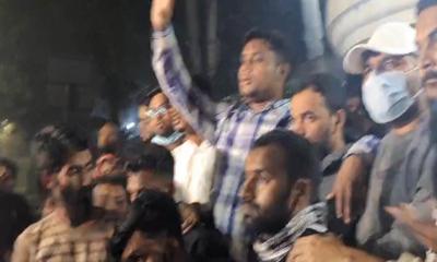 যমুনার সামনে আহতদের অবস্থান: কথা বলতে এসেছেন হাসনাত আব্দুল্লাহ