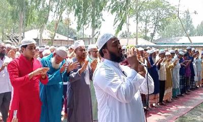হাতীবান্ধায় বৃষ্টির জন্য বিশেষ নামাজ আদায়