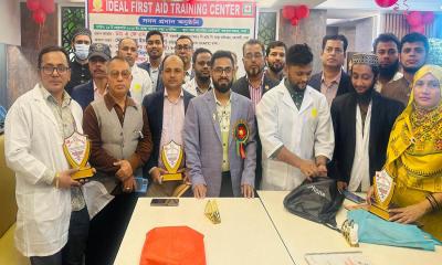 আইডিয়াল ফাস্ট এইড ট্রেনিং সেন্টারের সনদ প্রদান